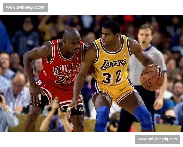 新秀詹初登全明星化身小迷弟:抱着战靴求签科比艾弗森,青涩模样萌翻全场 新秀詹初登全明星化身小迷弟:抱着战靴求签科比艾弗森,青涩模样萌翻全场