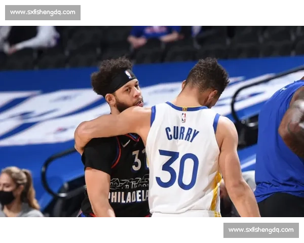 新秀詹初登全明星化身小迷弟：抱着战靴求签科比艾弗森，青涩模样萌翻全场